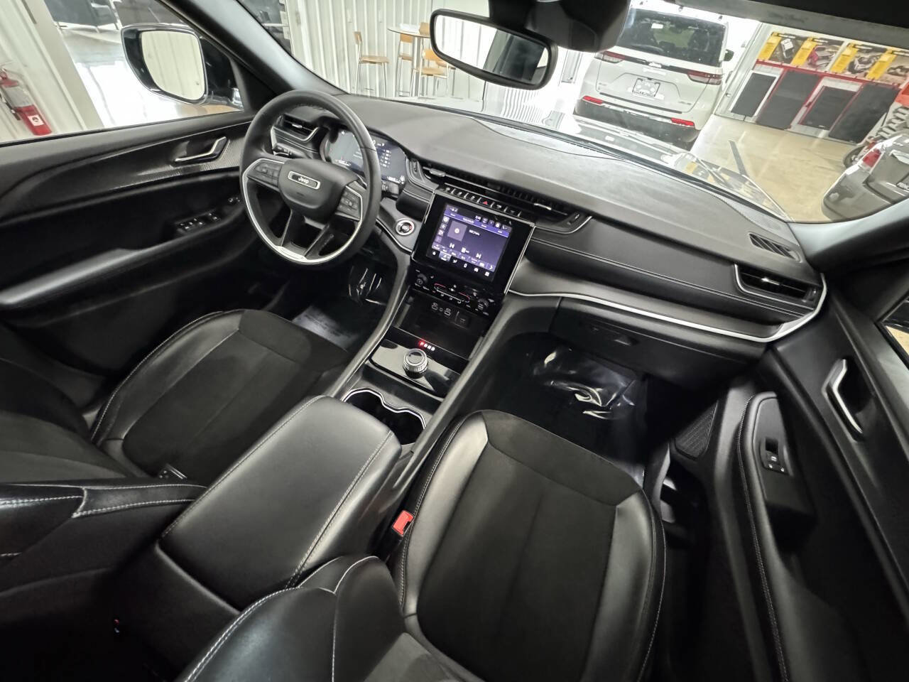 Used 2024 Jeep Grand Cherokee L Laredo image 35