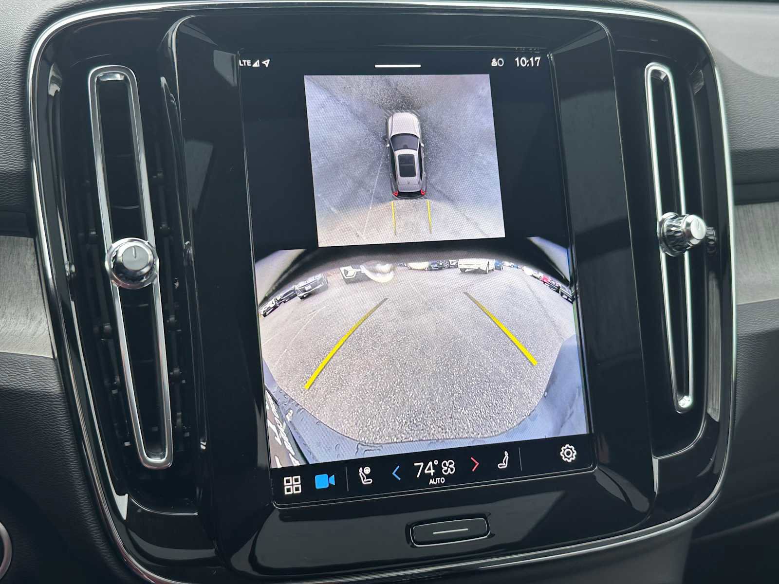 Used 2025 Volvo XC40 B5 Ultra w/ Climate Package image 25