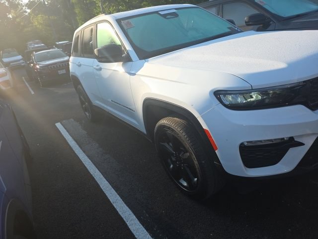 Used 2024 Jeep Grand Cherokee Limited w/ Black Appearance Package AWD/4WD image 3