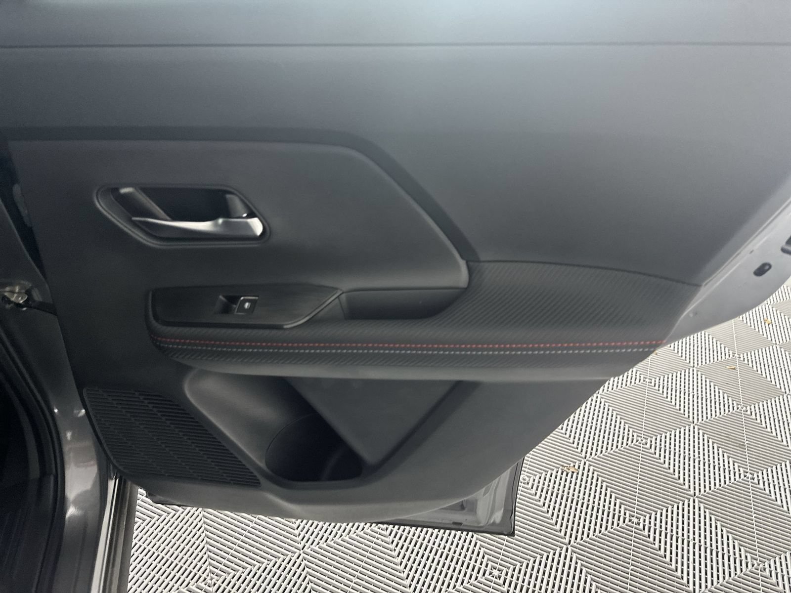 Certified 2025 Nissan Kicks SR FWD image 31