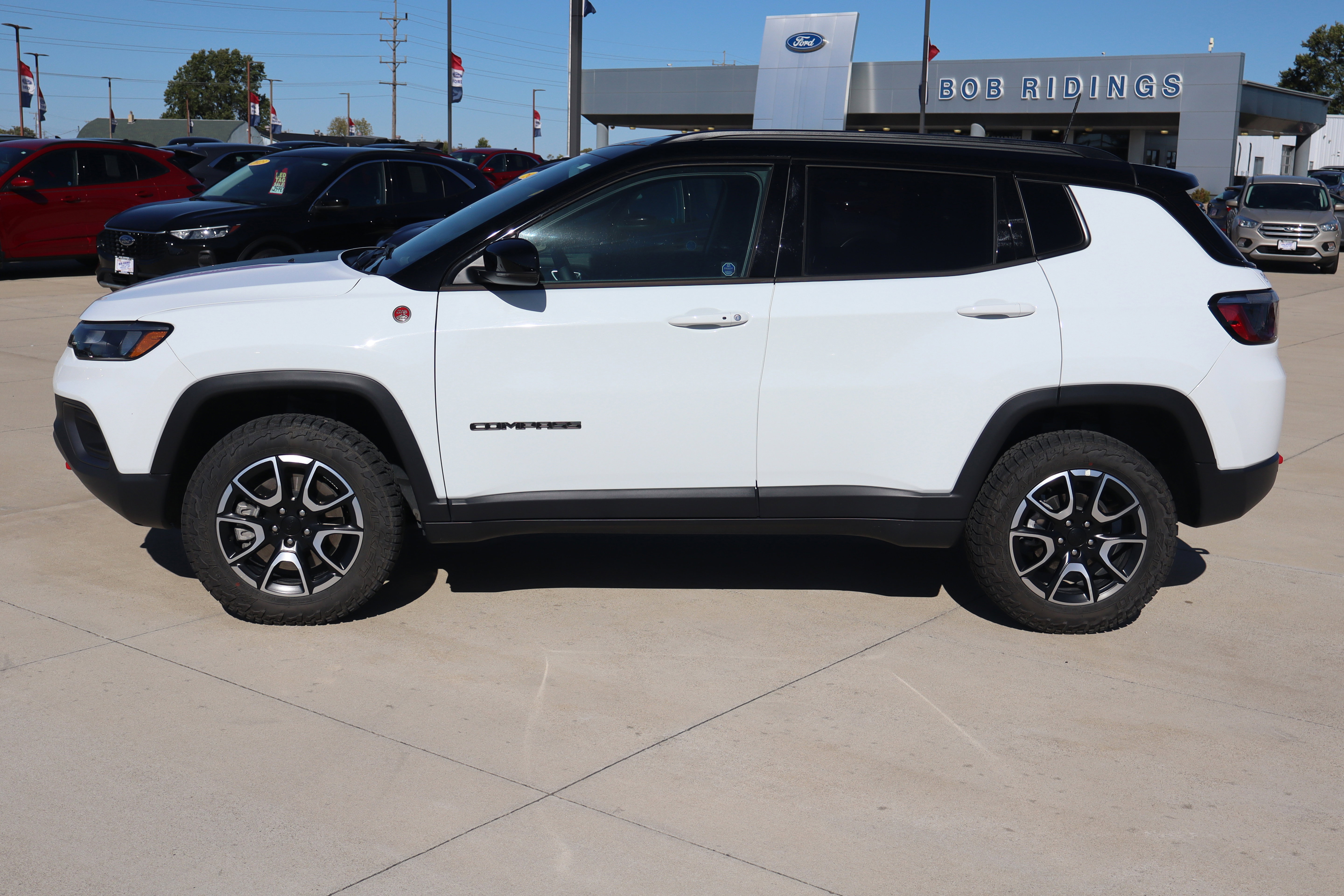 Used 2024 Jeep Compass Trailhawk w/ Trailhawk Convenience Group image 9