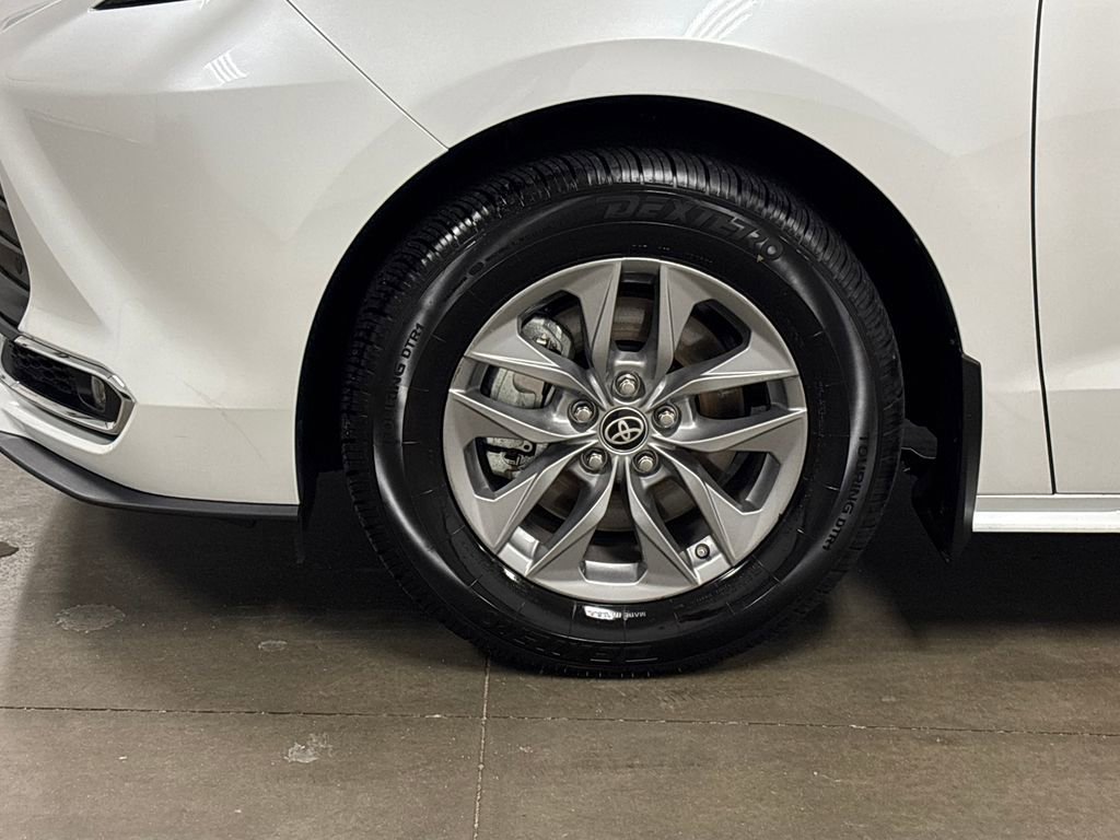 Used 2024 Toyota Sienna XLE FWD image 11