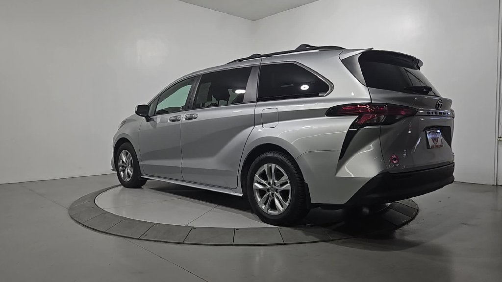 Used 2022 Toyota Sienna XLE w/ XLE Plus Package AWD/4WD image 3