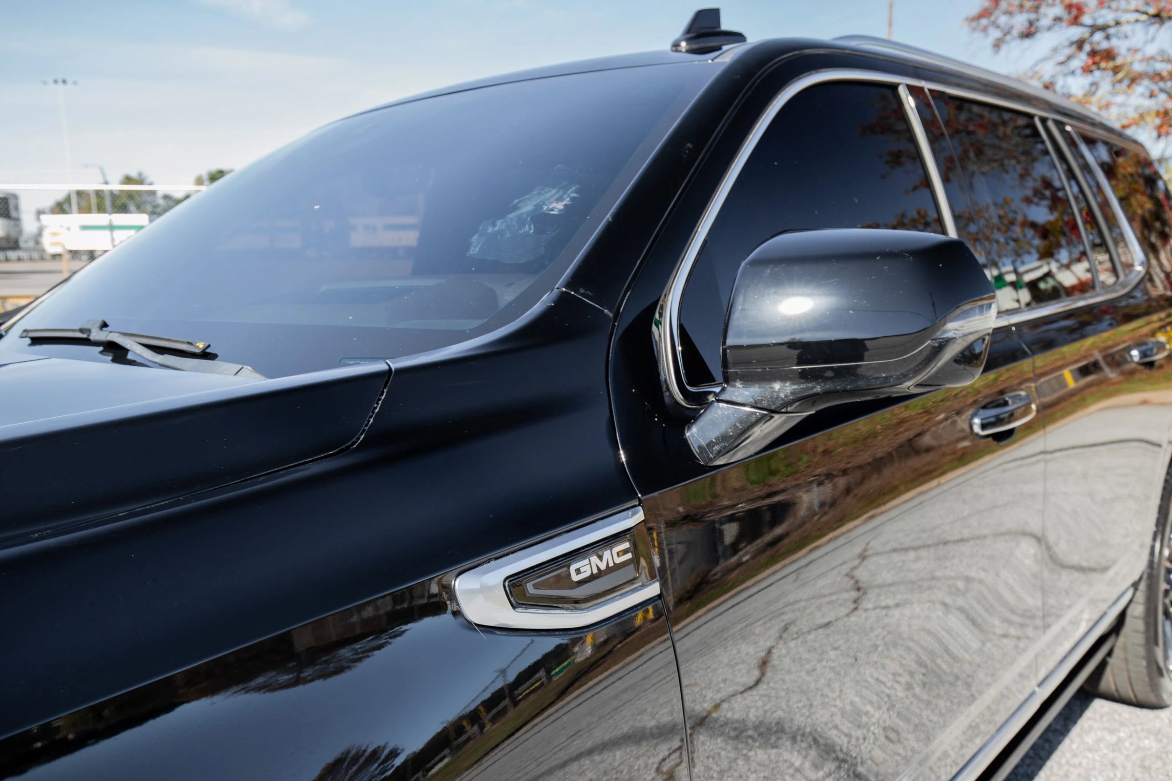 Used 2021 GMC Yukon Denali w/ Denali Premium Package image 3