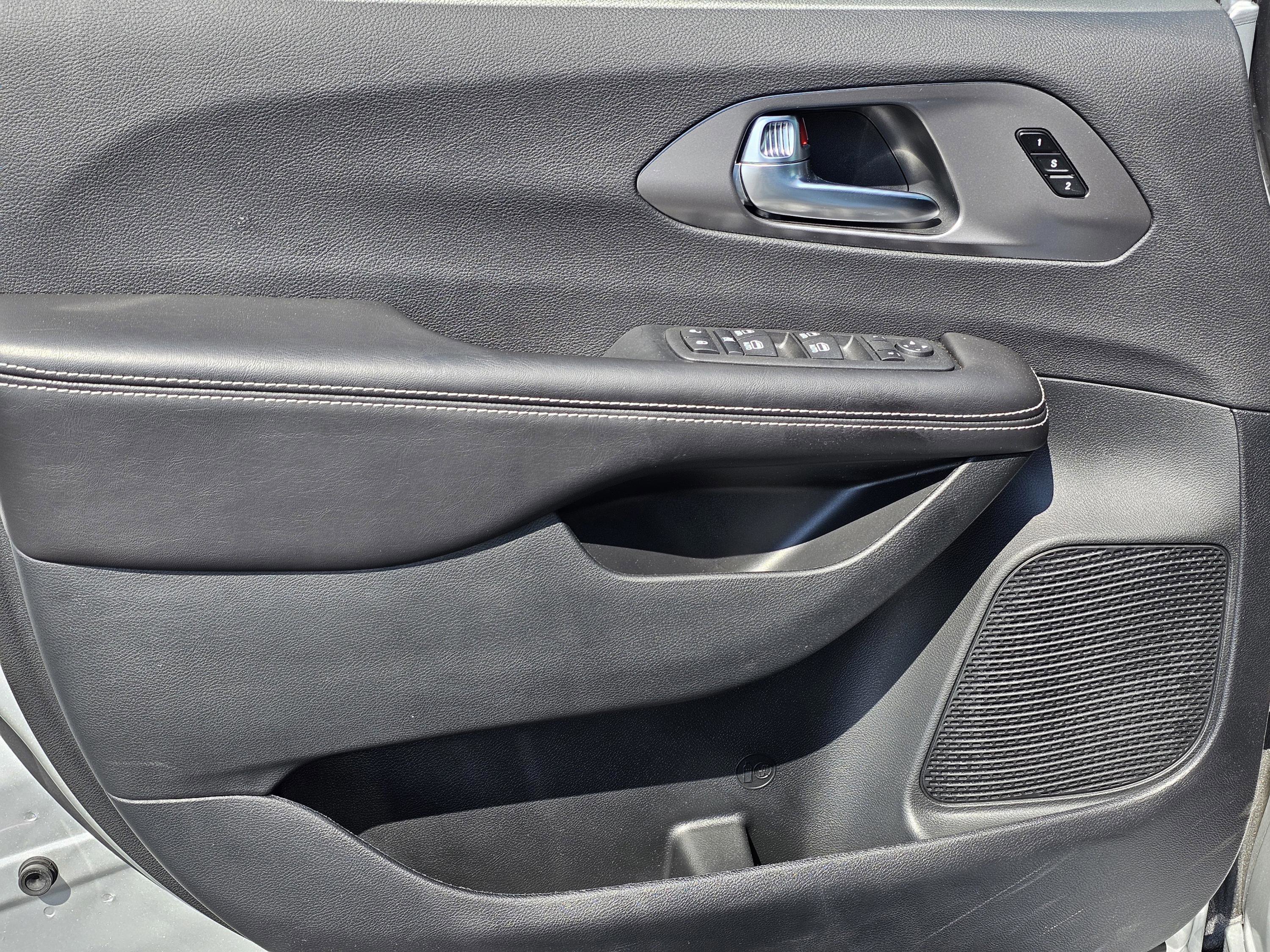 New 2026 Chrysler Pacifica Select w/ S Appearance Package image 15