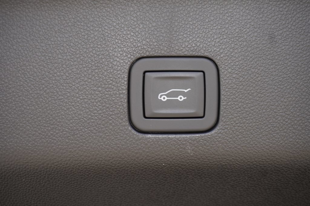 Used 2026 Cadillac Escalade Luxury RWD image 9