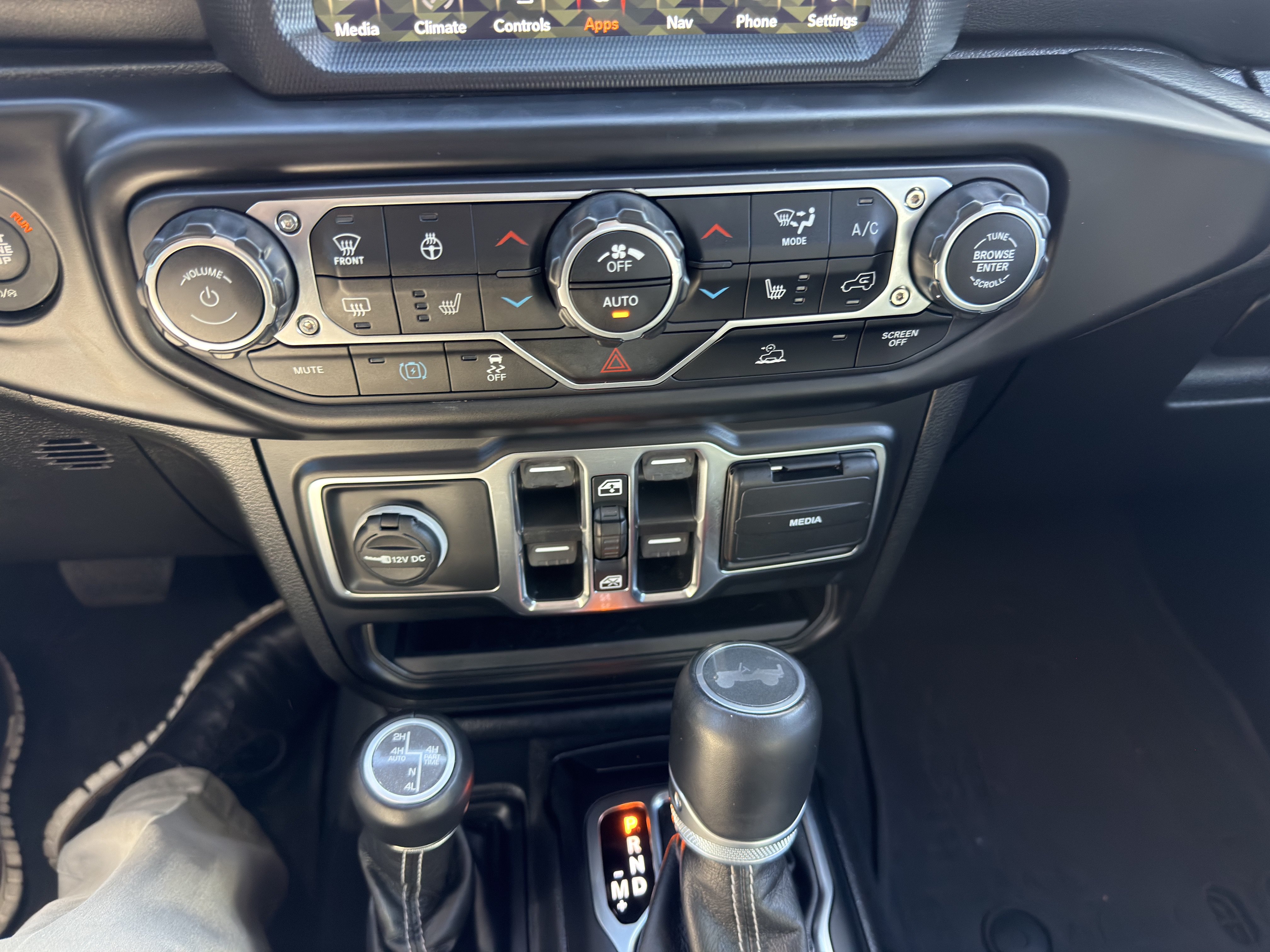 Used 2022 Jeep Wrangler Unlimited Sahara w/ Cold Weather Group AWD/4WD image 31