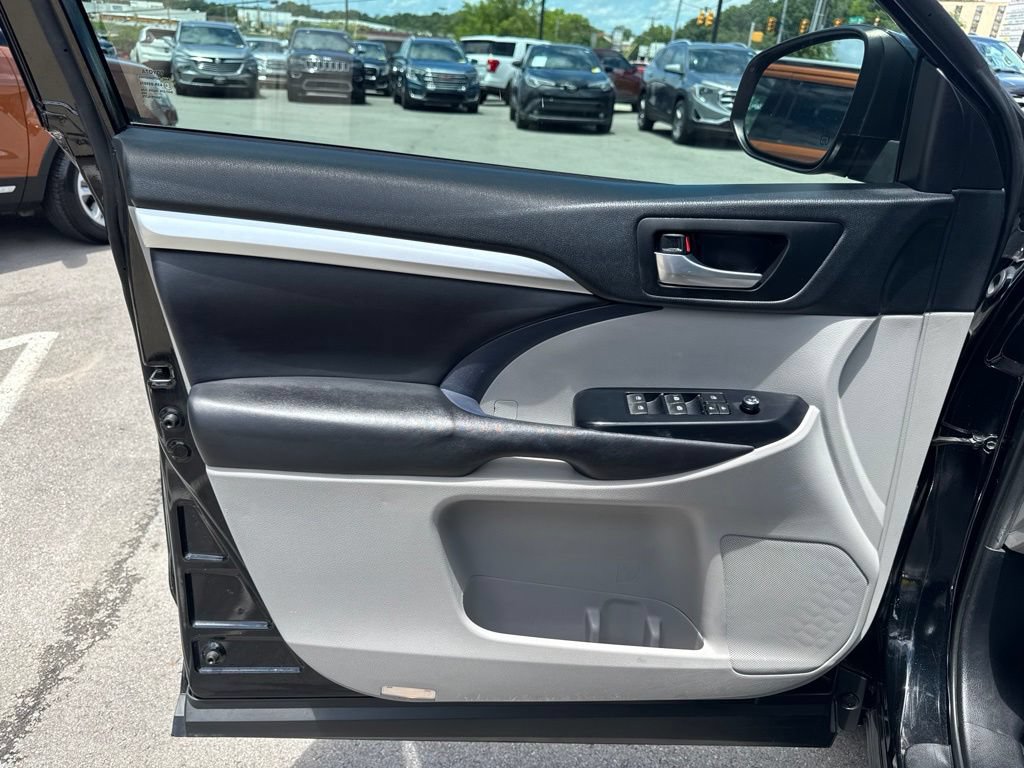 Used 2019 Toyota Highlander XLE FWD image 10