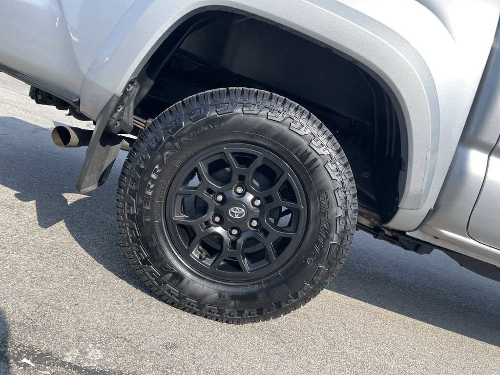 Used 2019 Toyota Tacoma SR5 AWD/4WD image 12