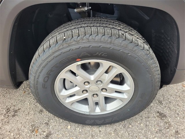 New 2025 Jeep Grand Cherokee Laredo image 18