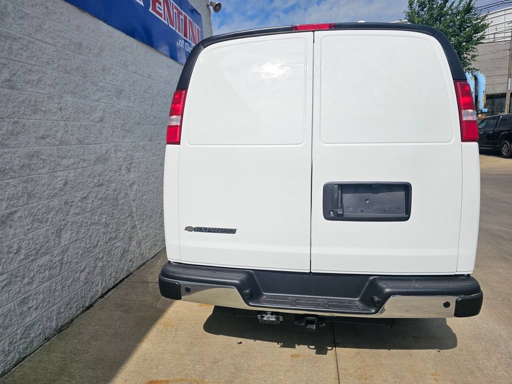 New 2025 Chevrolet Express 3500 w/ Driver Convenience Package RWD image 4