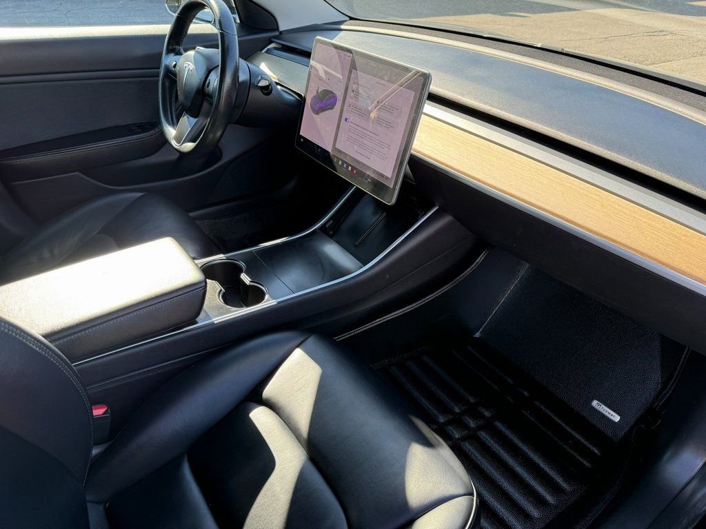 Used 2019 Tesla Model 3 Standard Range Plus image 3