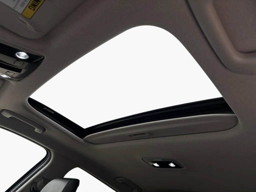 Used 2023 Kia Niro SX Touring image 19