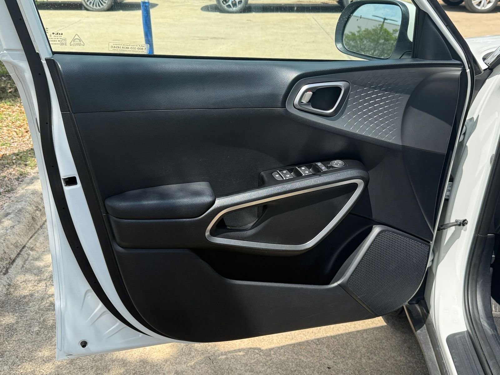 Used 2025 Kia Soul LX w/ LX Technology Package FWD image 18