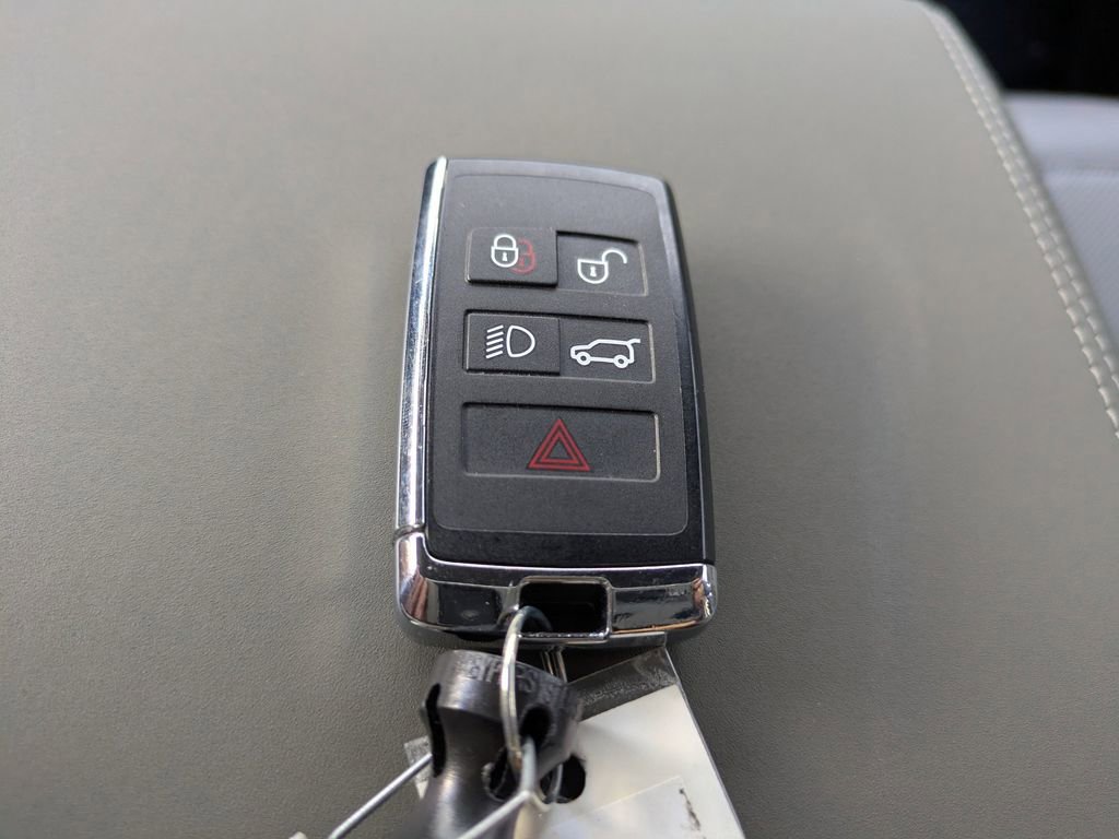 Used 2025 Land Rover Defender 110 S image 33