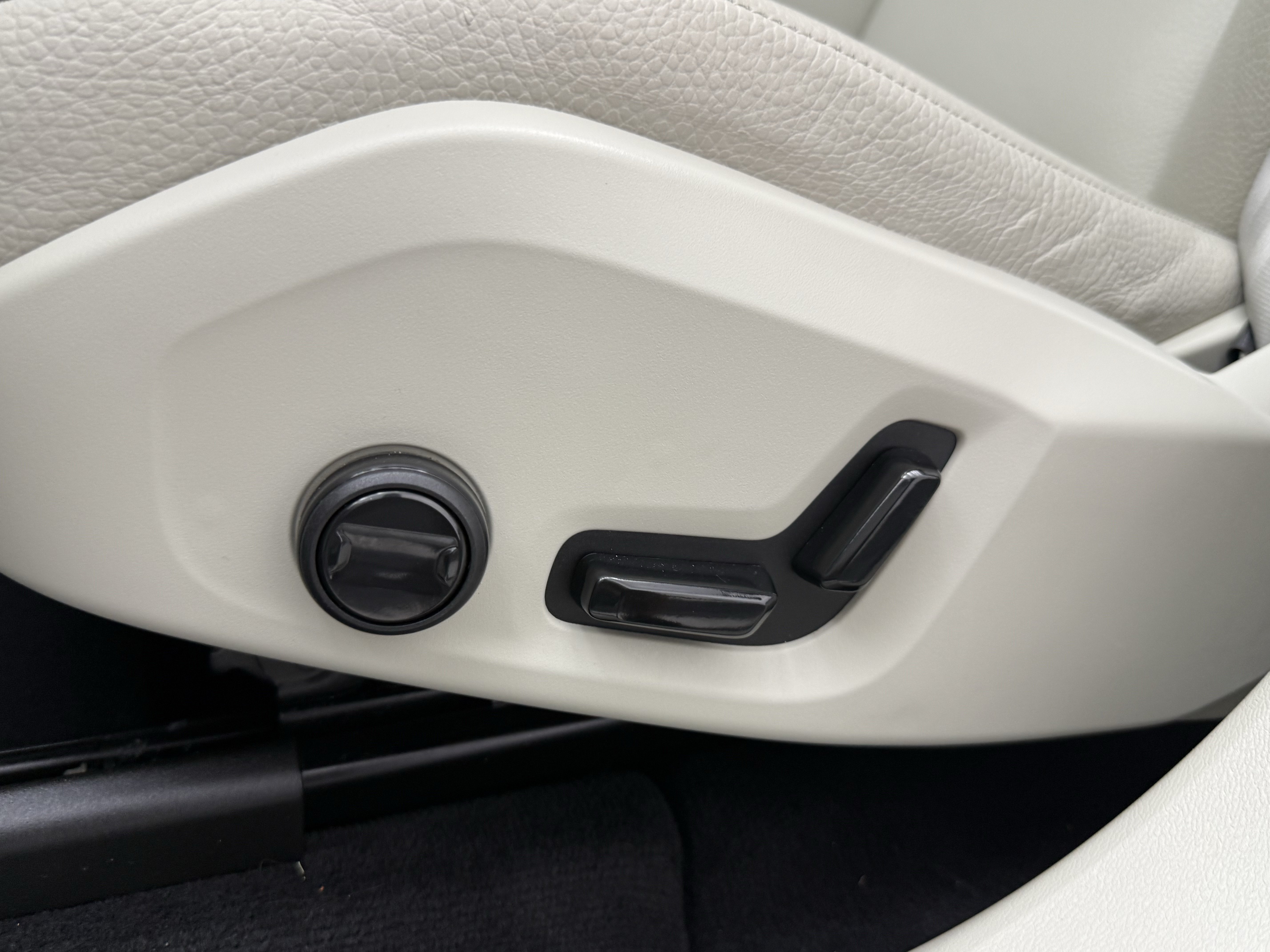 Certified 2023 Volvo XC60 B5 Plus w/ Climate Package FWD image 26