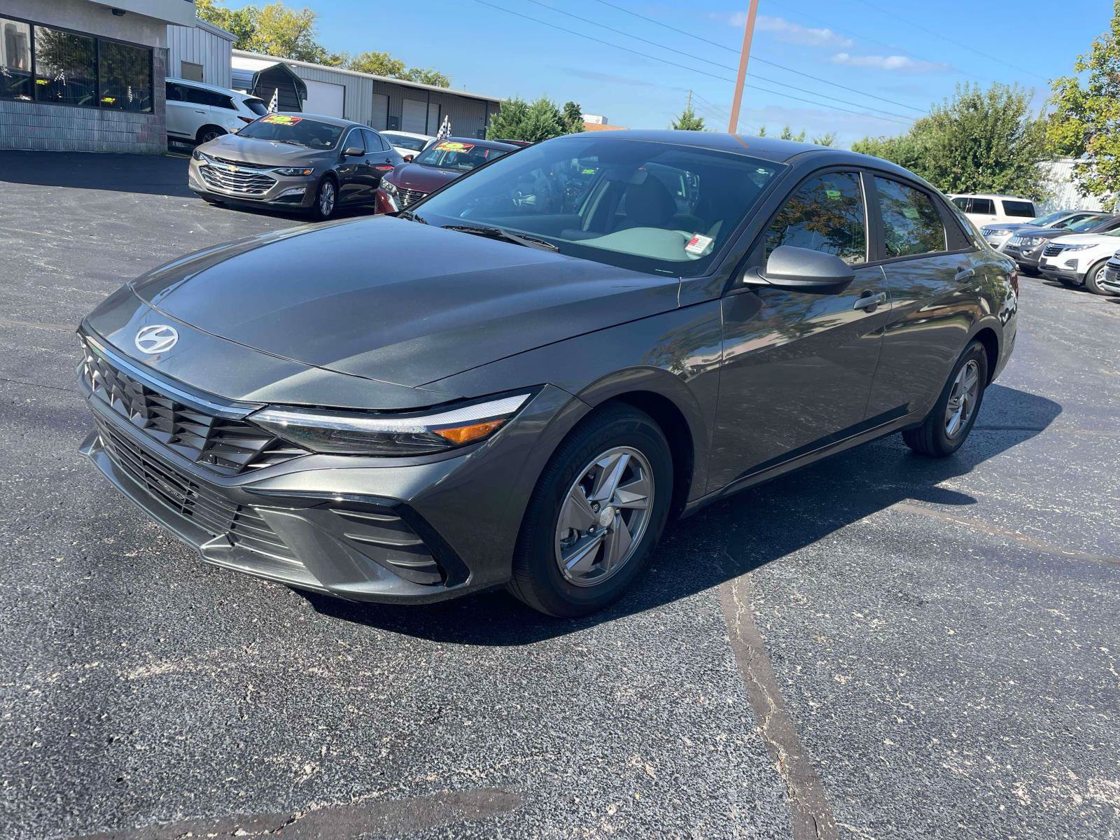 Used 2025 Hyundai Elantra SE w/ Cargo Package FWD image 3