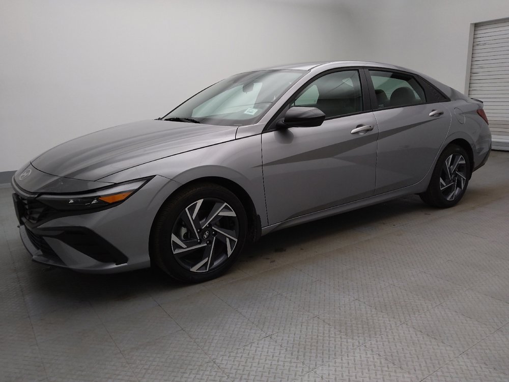 Used 2025 Hyundai Elantra Sport image 2