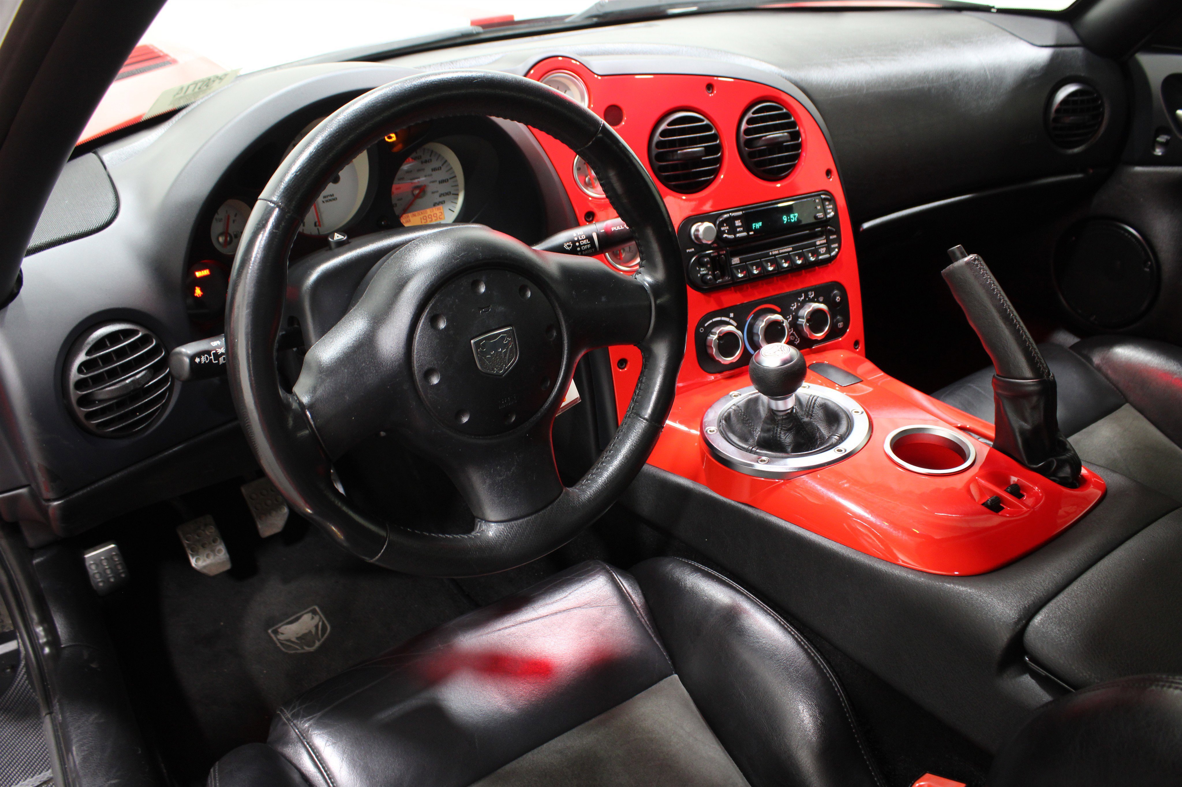 Used 2004 Dodge Viper SRT-10 image 2