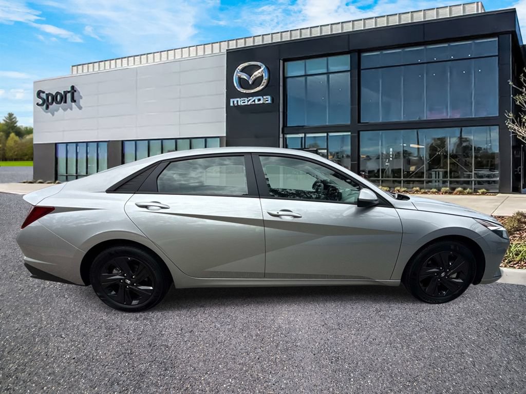 Used 2022 Hyundai Elantra SEL FWD image 2