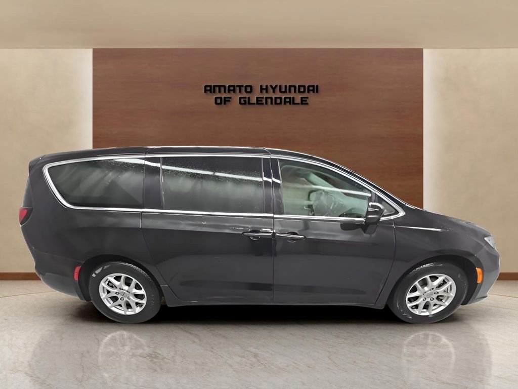 Used 2023 Chrysler Pacifica Touring-L image 7