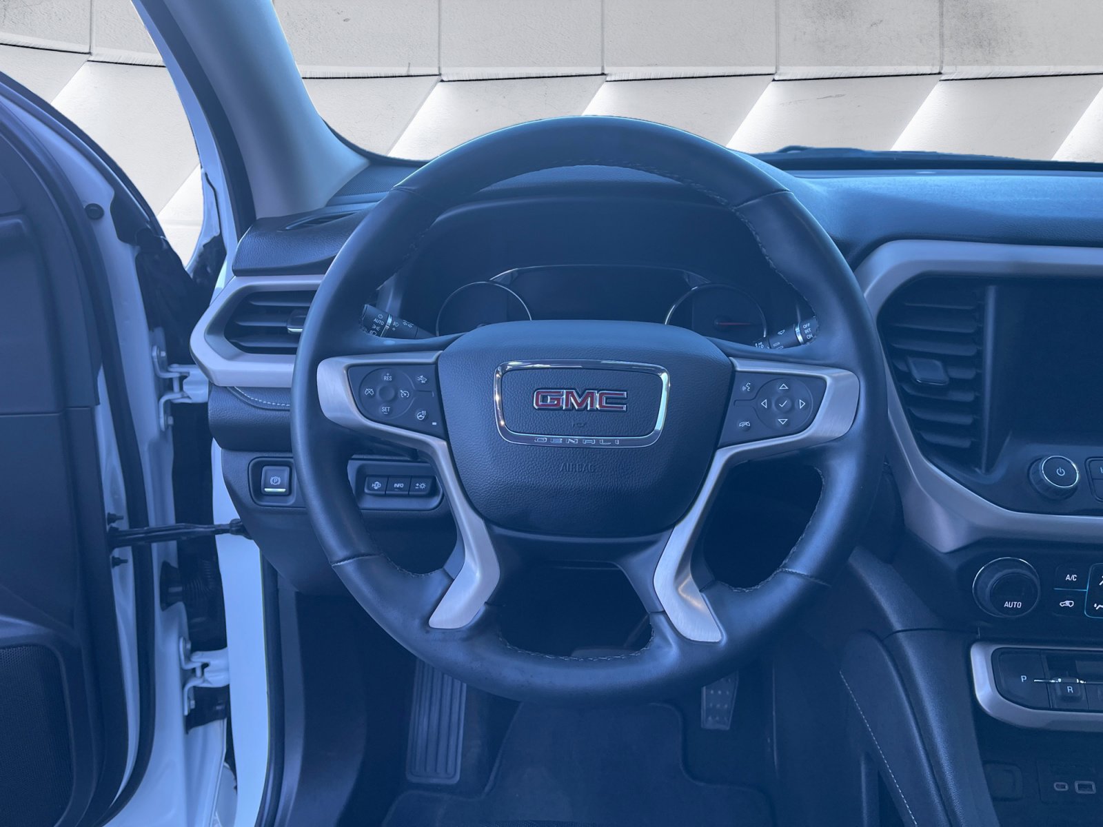 Used 2023 GMC Acadia Denali w/ Denali Ultimate Package AWD/4WD image 13