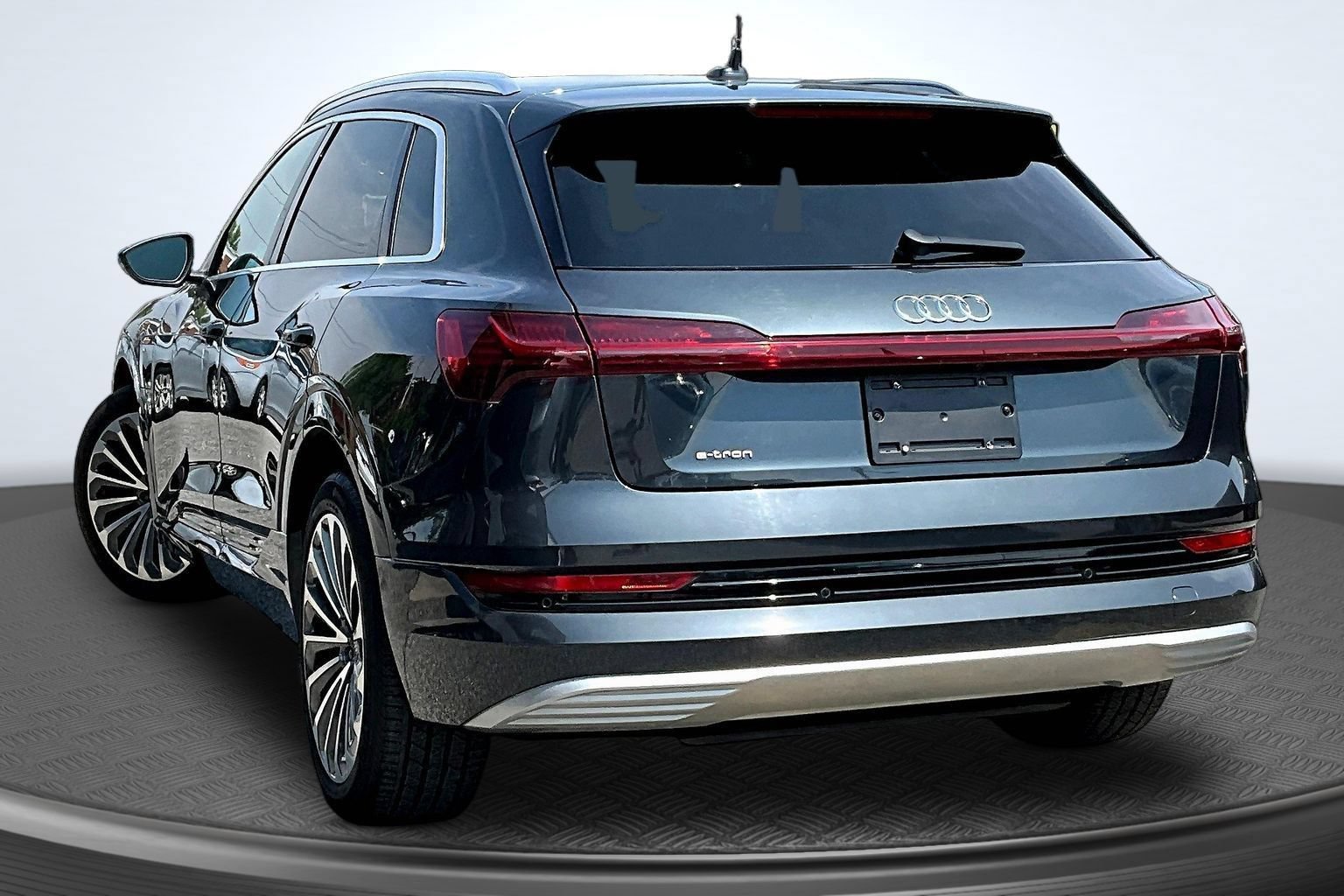 Used 2019 Audi e-tron Prestige w/ Prestige Package AWD/4WD image 3