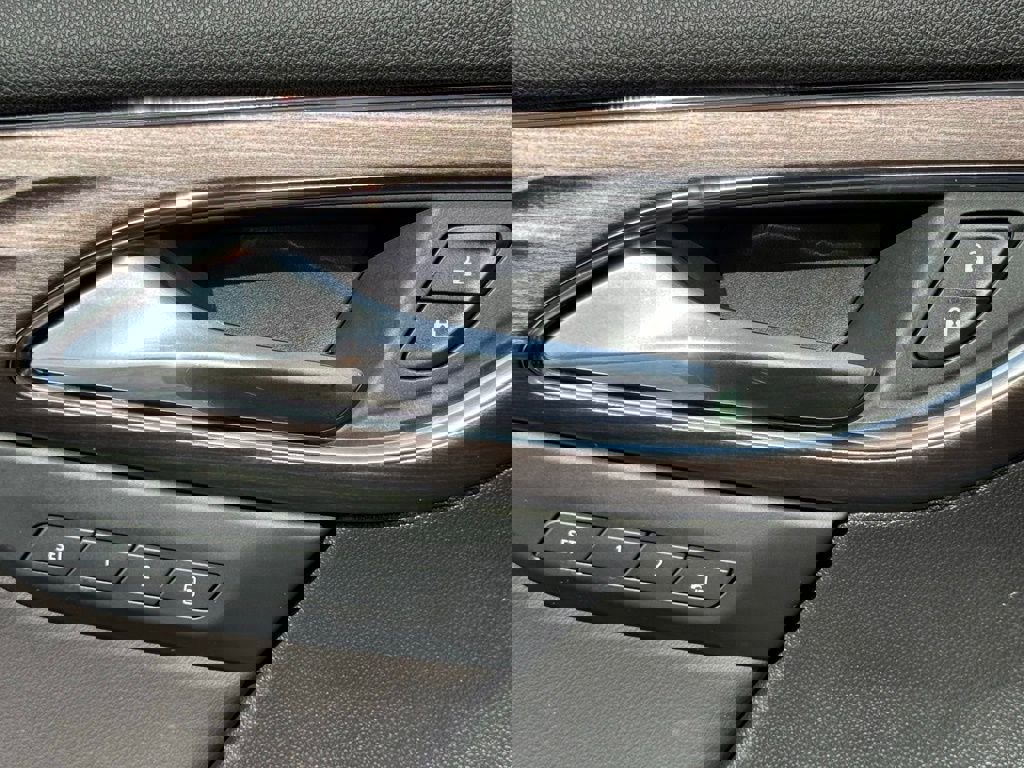 Used 2023 Buick Envision Avenir image 18