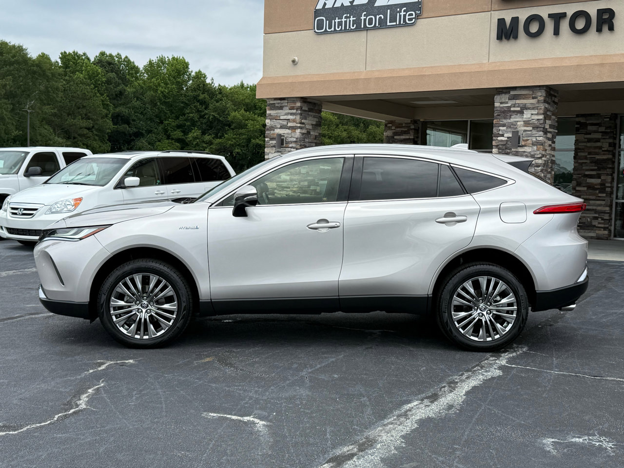 Used 2021 Toyota Venza XLE image 2