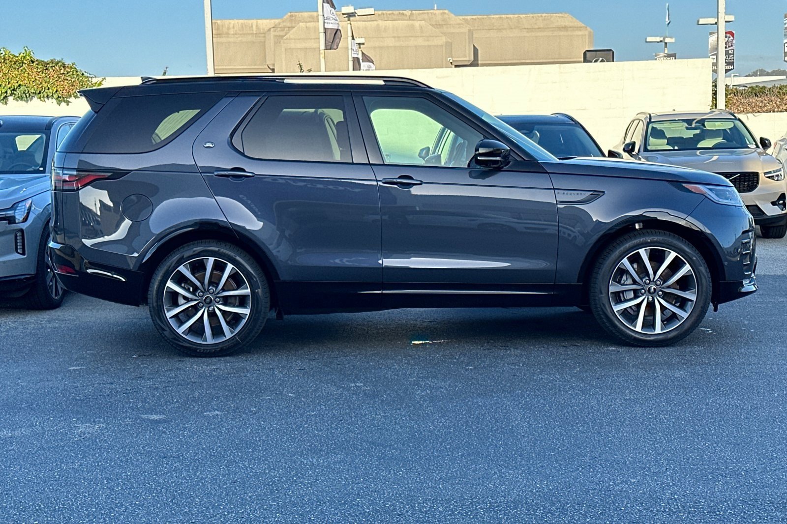 New 2025 Land Rover Discovery Dynamic SE image 6