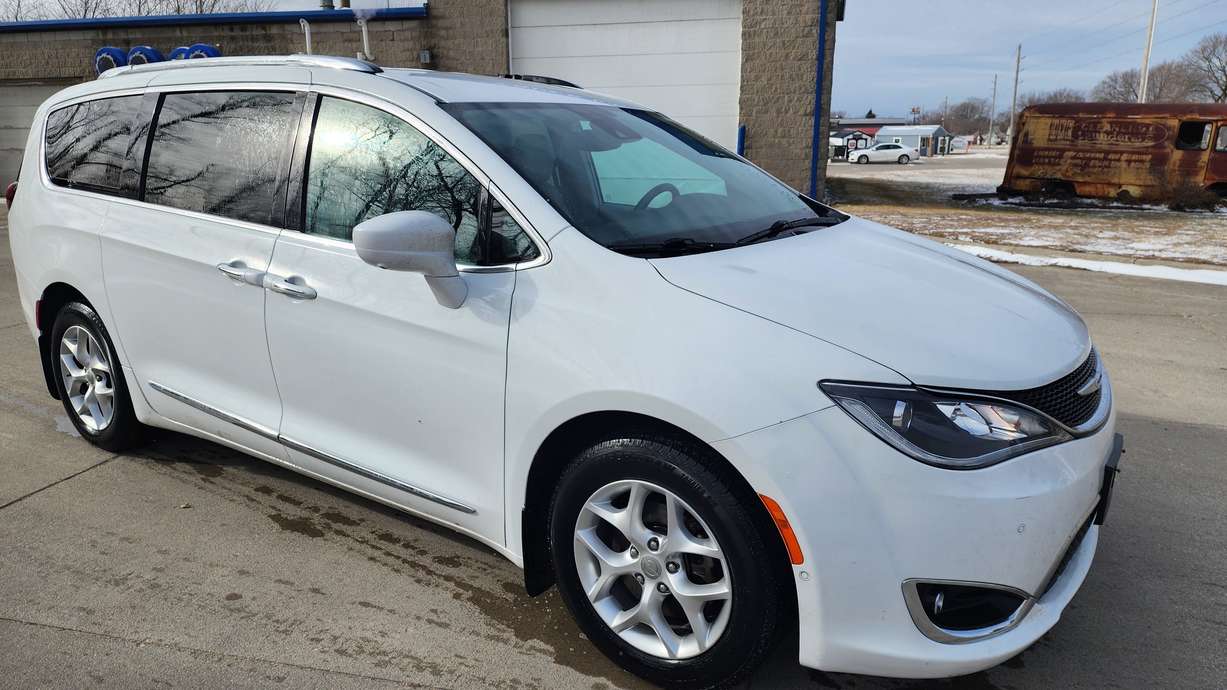 Used 2017 Chrysler Pacifica Touring-L Plus w/ Advanced Safetytec Group image 3
