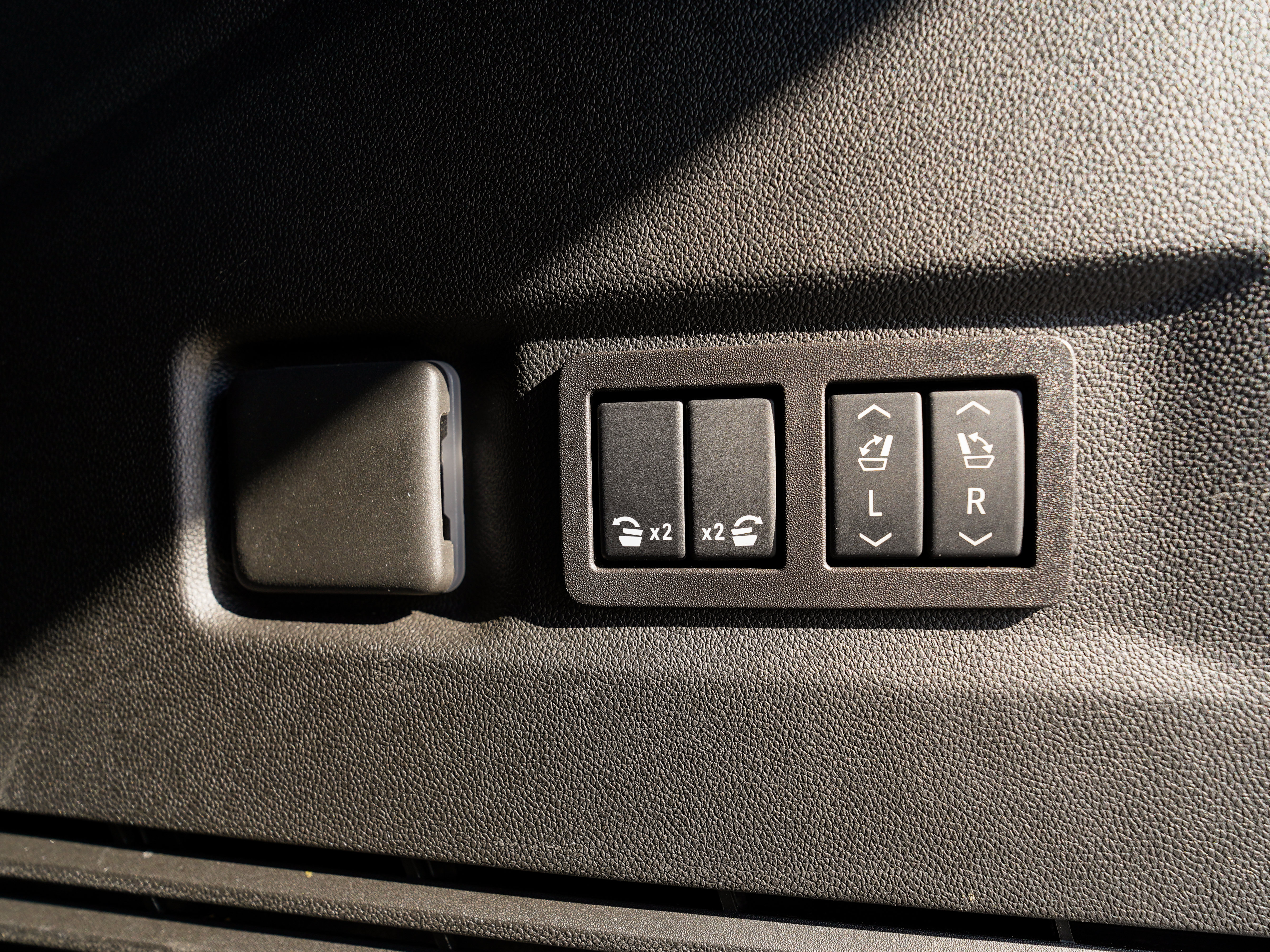 Used 2025 Chevrolet Suburban RST AWD/4WD image 38
