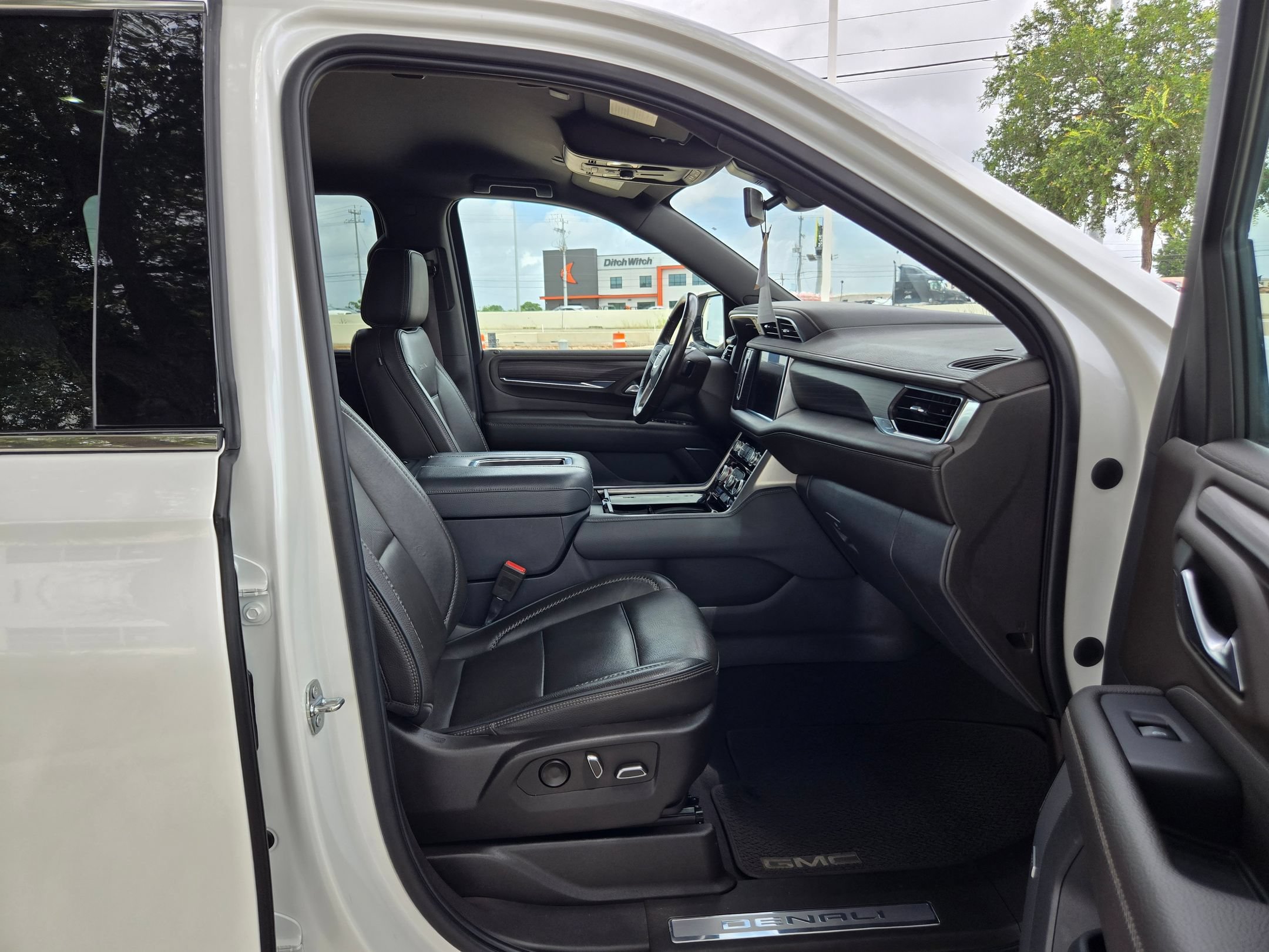 Used 2022 GMC Yukon XL Denali AWD/4WD image 25