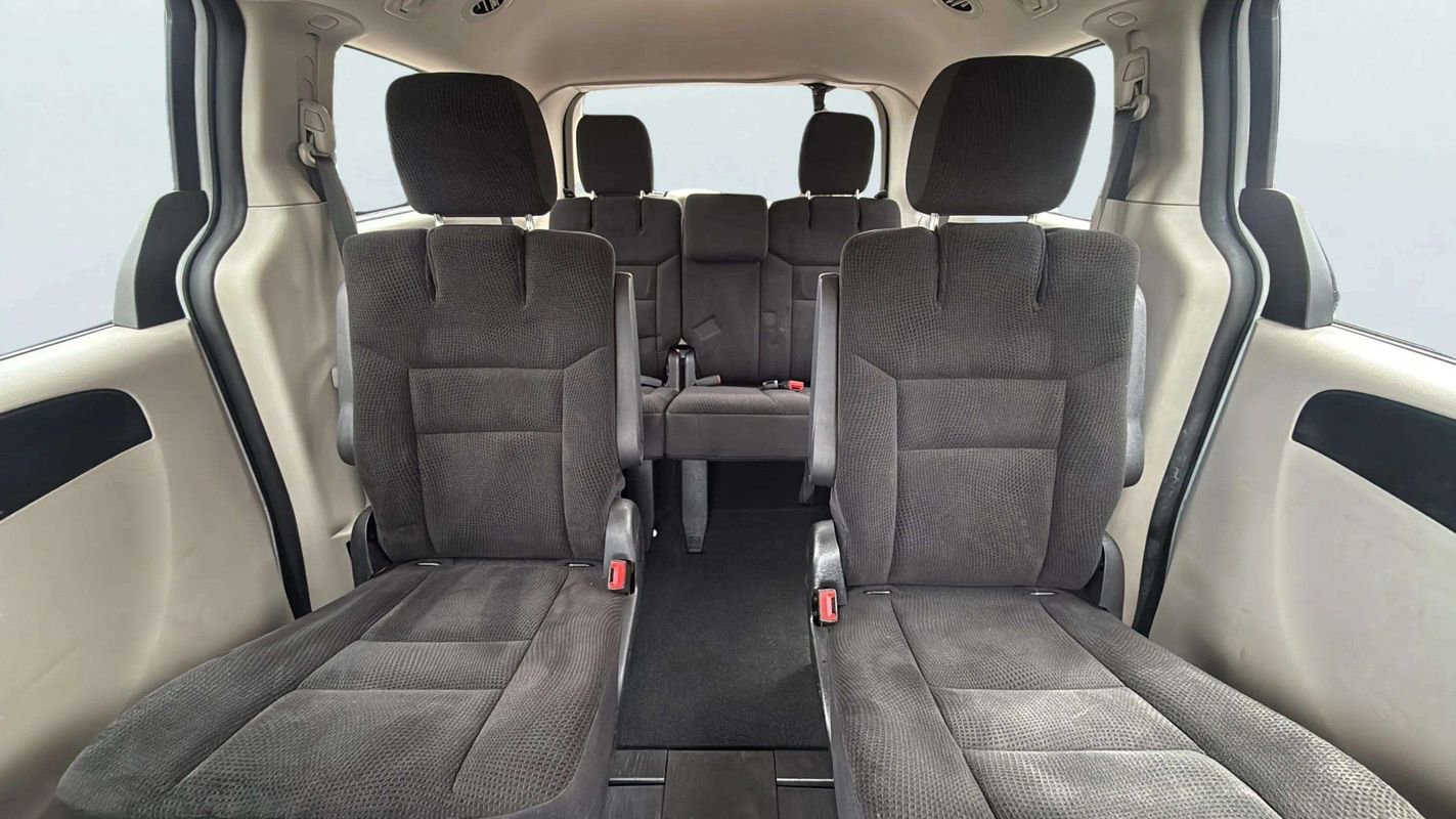 Used 2019 Dodge Grand Caravan SE w/ UConnect Hands-Free Group image 16