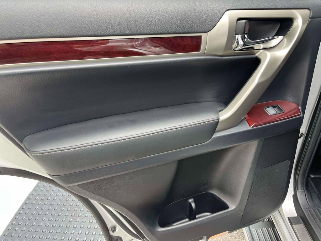 Used 2015 Lexus GX 460 w/ Premium Package AWD/4WD image 15