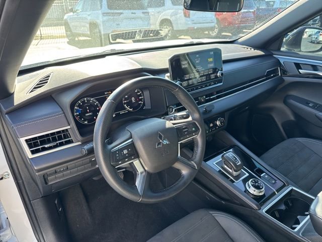 Used 2023 Mitsubishi Outlander SE image 11