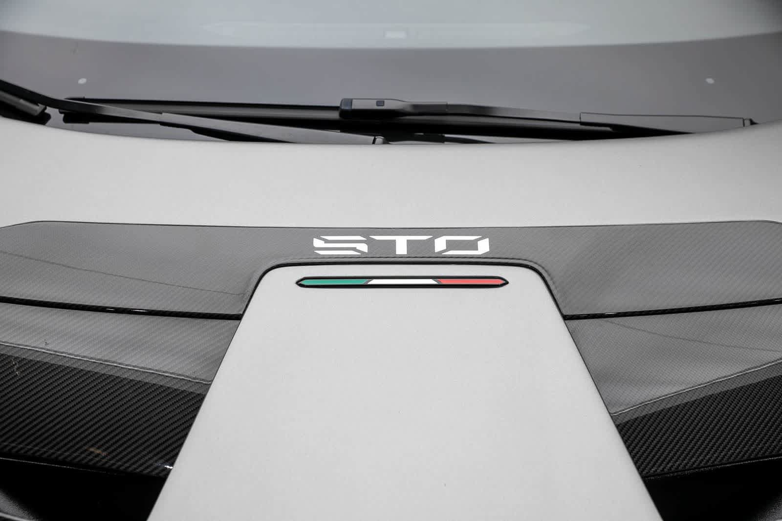 Used 2022 Lamborghini Huracan STO RWD image 43