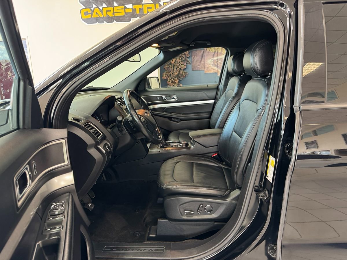 Used 2017 Ford Explorer XLT w/ Equipment Group 202A AWD/4WD image 11