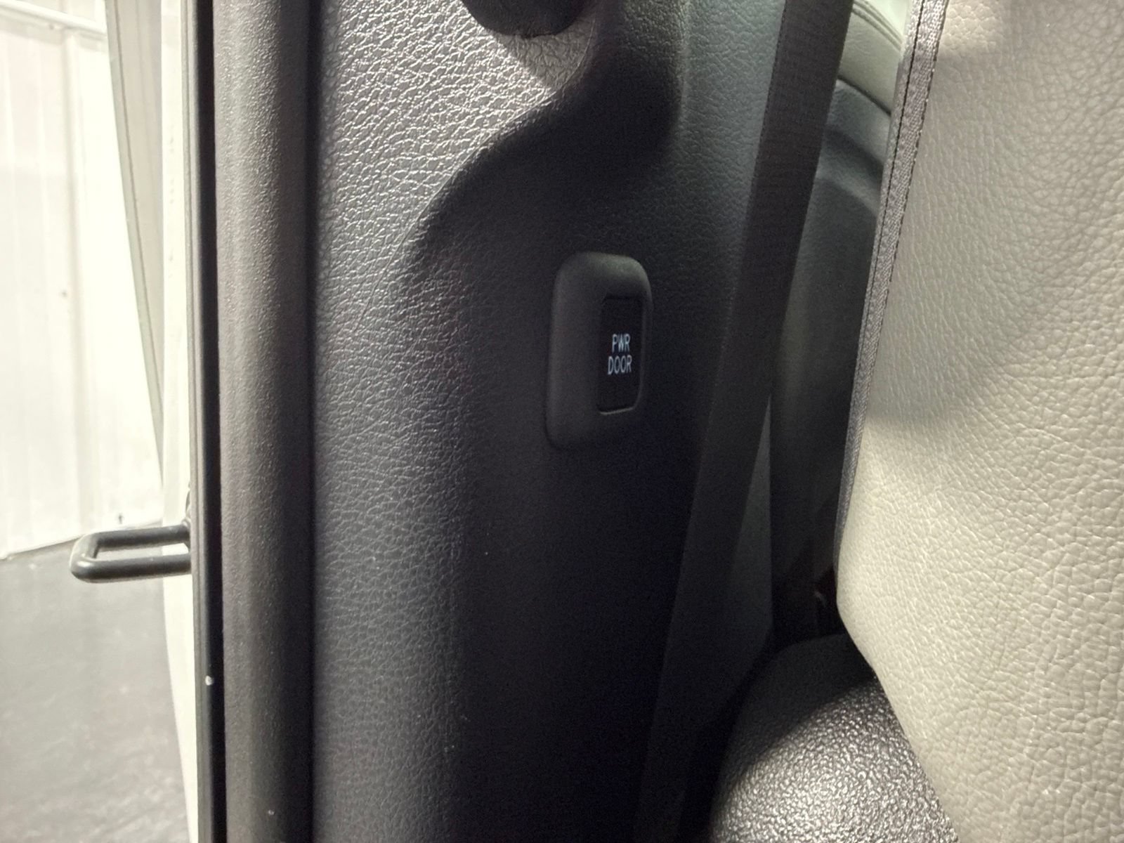 Used 2025 Toyota Sienna XLE FWD image 22