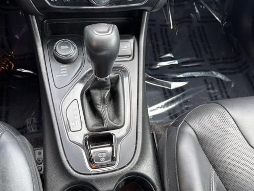 Used 2019 Jeep Cherokee Limited AWD/4WD image 15
