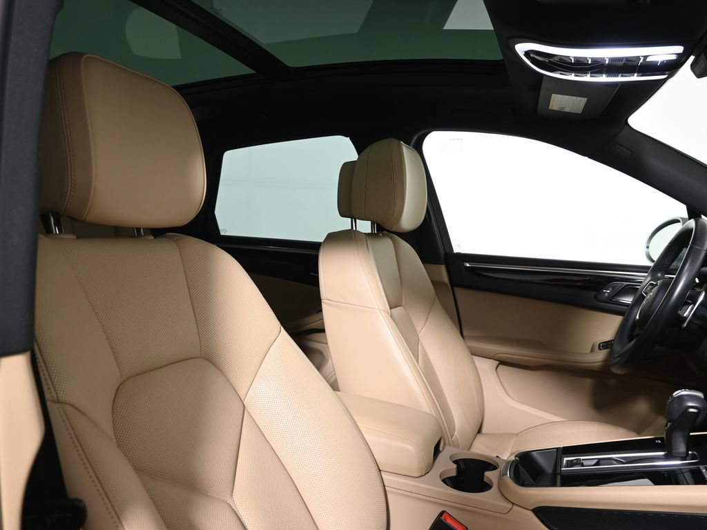 Used 2024 Porsche Macan AWD/4WD image 40
