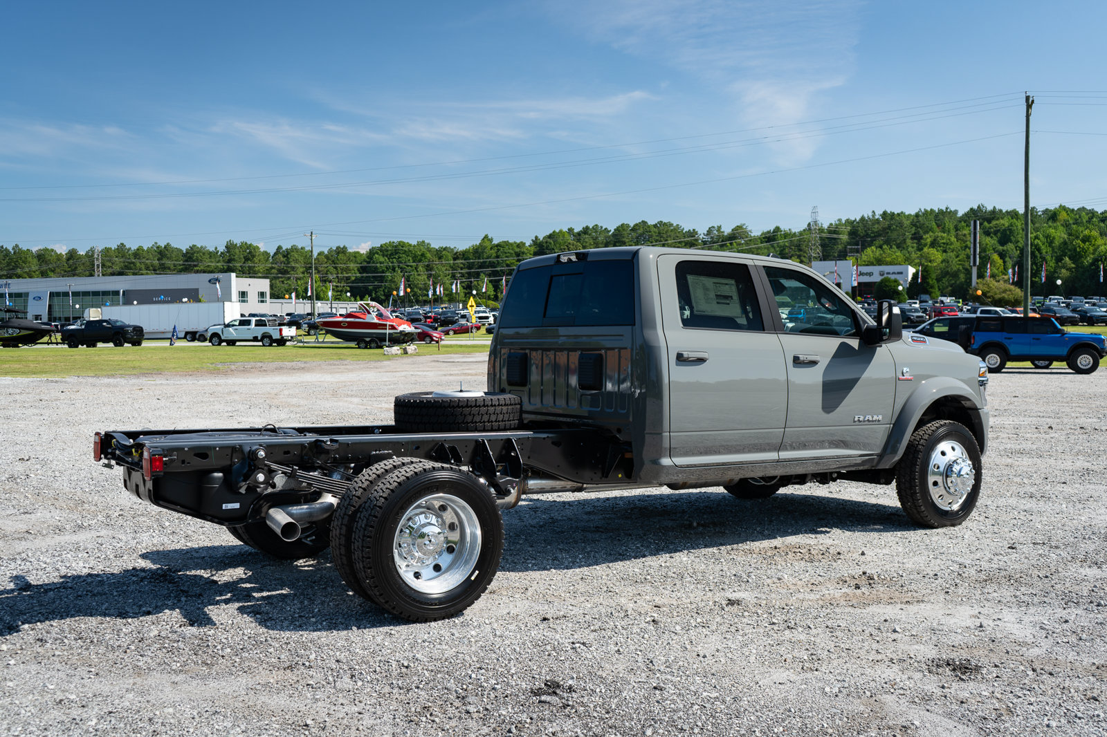 New 2026 RAM 4500 4x4 Crew Cab DRW w/ Laramie Trim Package image 9