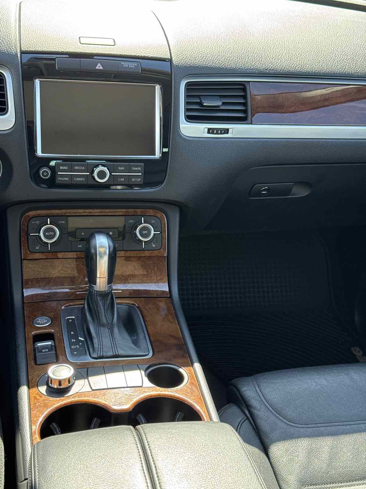 Used 2014 Volkswagen Touareg TDI image 11