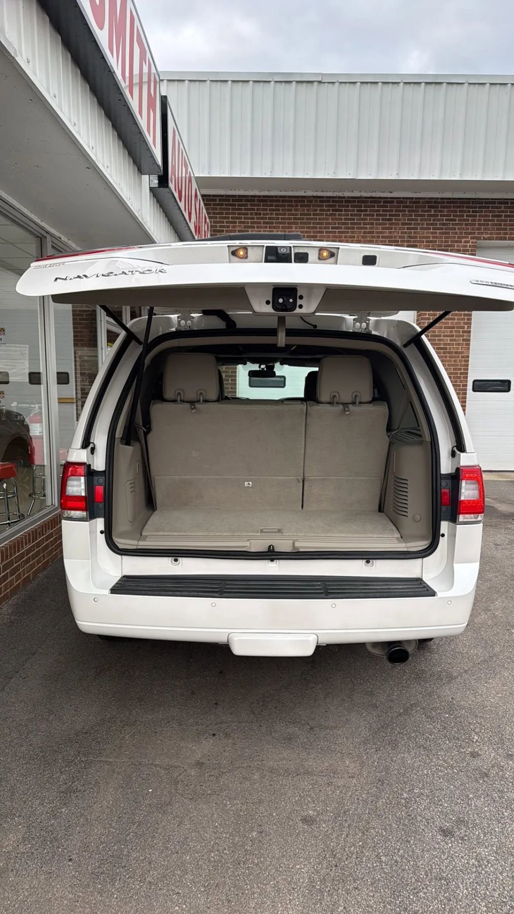 Used 2016 Lincoln Navigator Select image 9