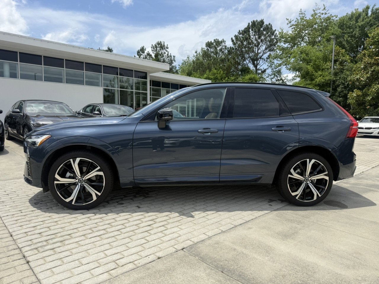 Used 2025 Volvo XC60 B5 Ultra w/ Protection Package Premier AWD/4WD image 3
