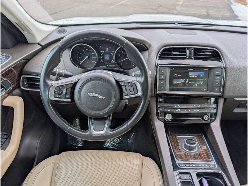 Used 2018 Jaguar F-PACE Prestige image 27