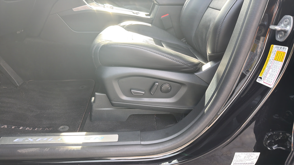 Certified 2023 Ford Explorer Platinum w/ Technology Package AWD/4WD image 23