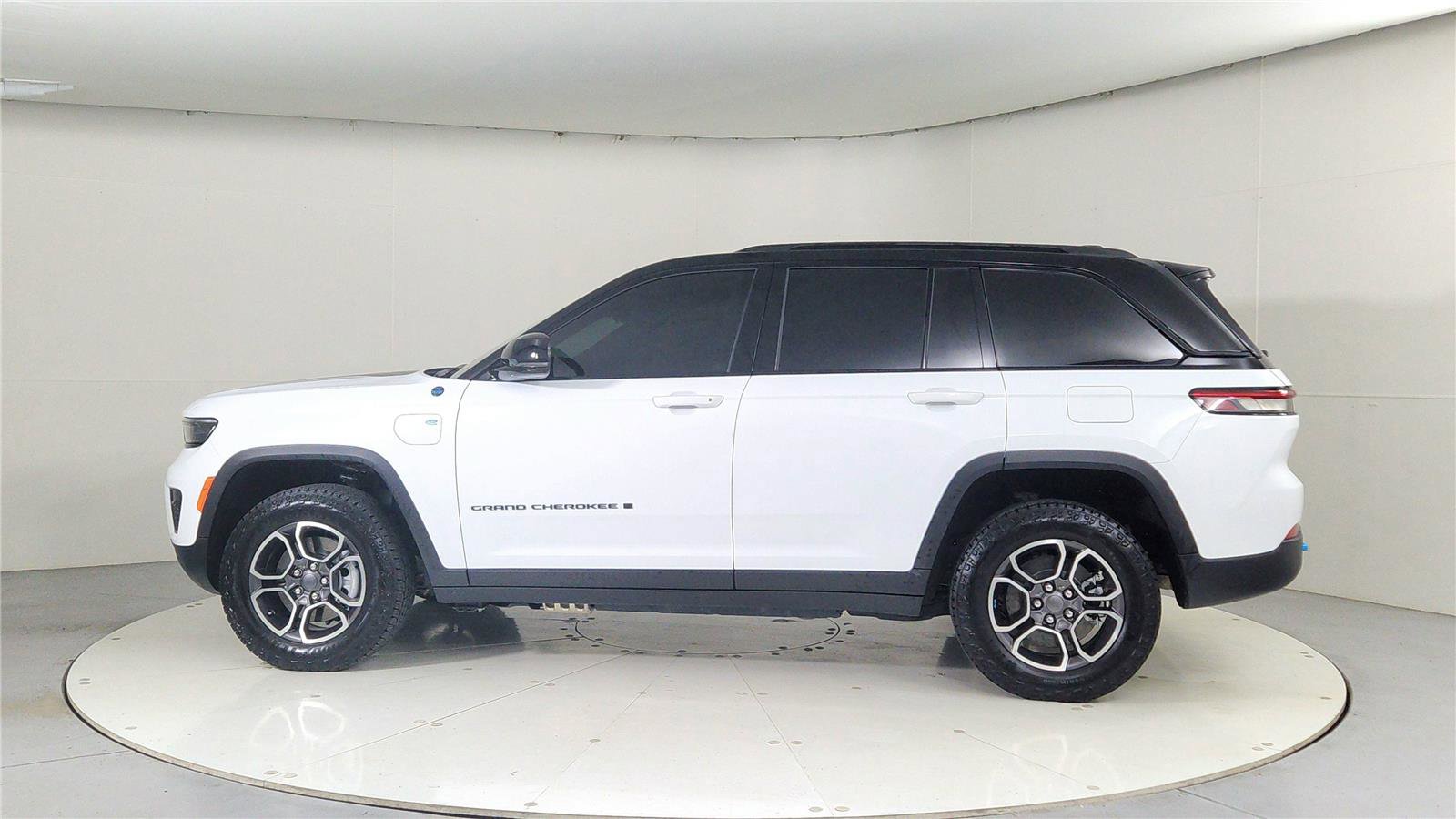 Used 2024 Jeep Grand Cherokee Trailhawk w/ Luxury Tech Group III image 4