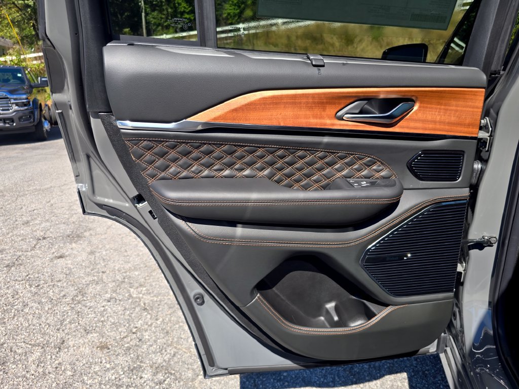 New 2027 Jeep Grand Cherokee Summit AWD/4WD image 37