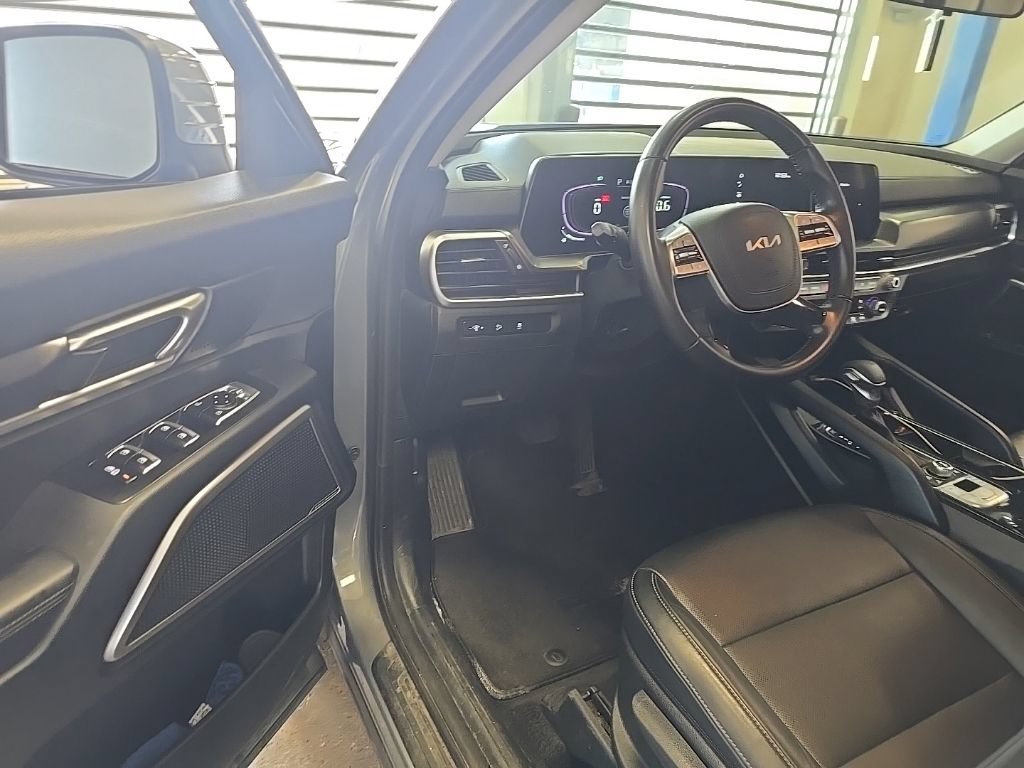 Used 2023 Kia Telluride LX AWD/4WD image 5